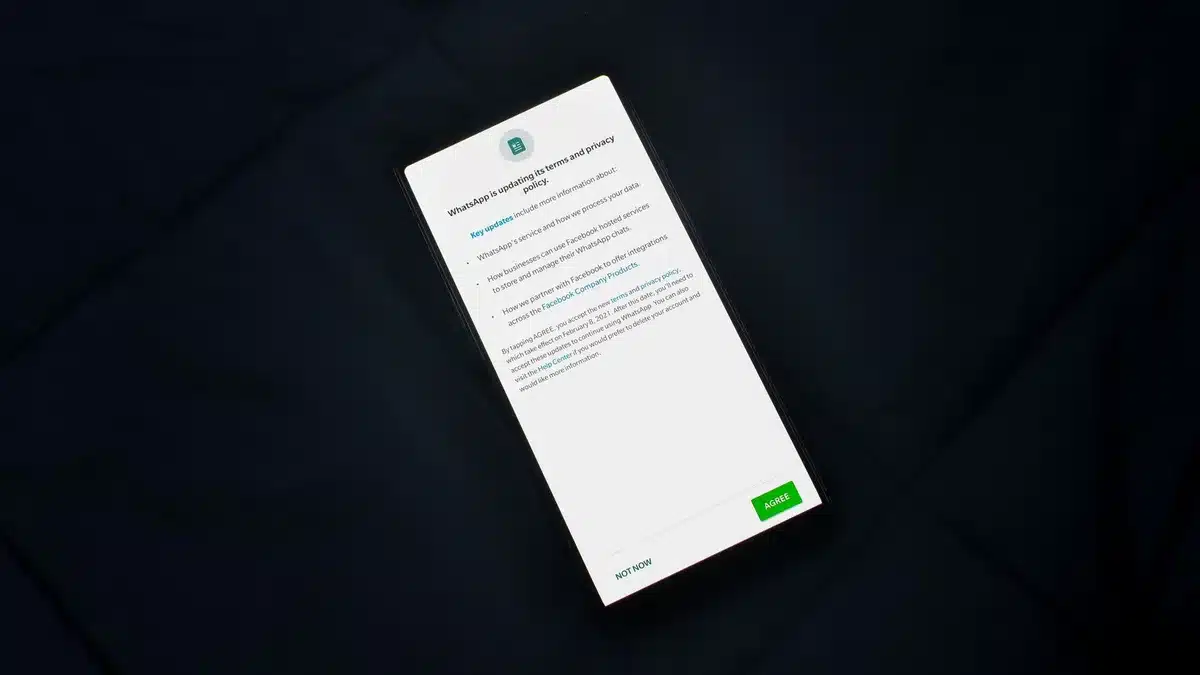 Mobile phone screen showing privacy settings and app permissions menu