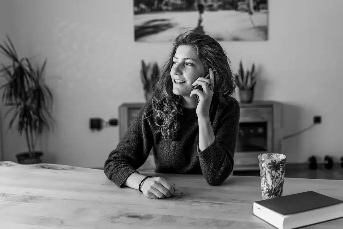 Smartphone affichant un fil d'actualités personnalisé